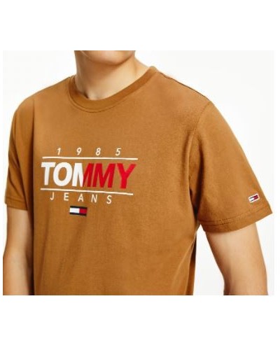 TOMMY HILFIGER T-SHIRT  M/CORTA  TJM ESSENTIAL GRAPHIC TEE.GWJ DESERT KHAKI